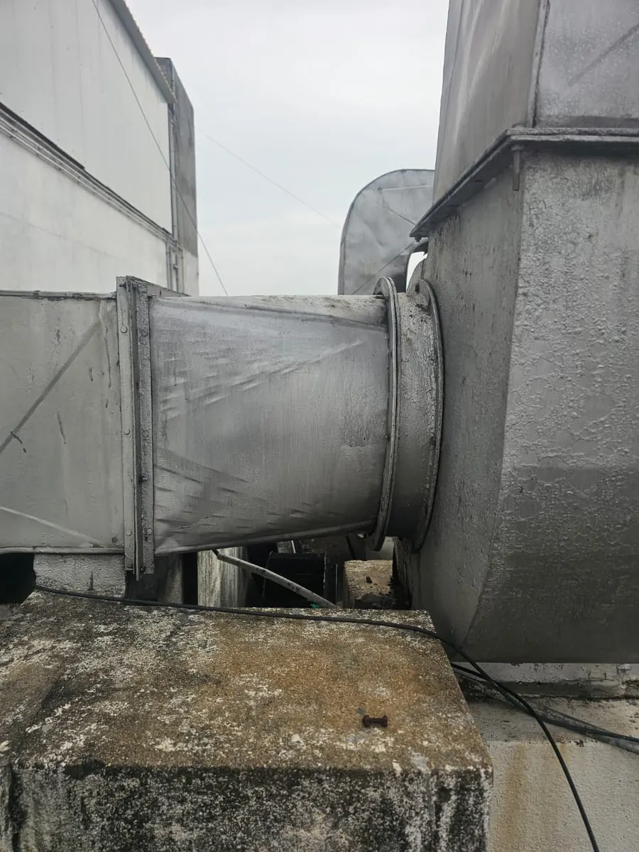 Rooftop duct run connected into the blower unit casing
