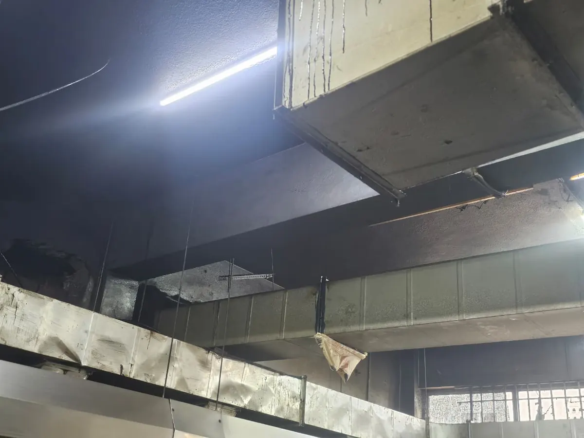 Duct branch turning up into the main exhaust riser