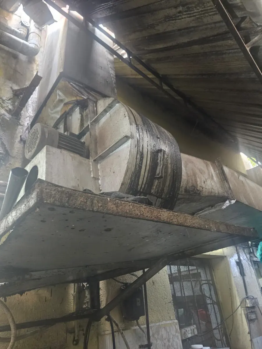 Round duct section connected at ceiling level